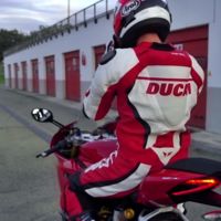 Siéntete como un piloto oficial de Borgo panigale. Este es el mono Ducati Corse D|air 