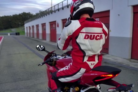 Siéntete como un piloto oficial de Borgo panigale. Este es el mono Ducati Corse D|air