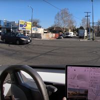 Este vídeo de un Model 3 con Autopilot comiéndose un bolardo le ha costado el despido a un trabajador de Tesla