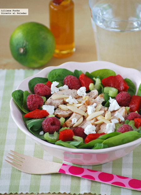 Ensalada de pollo asado con frambuesas. Receta ligera de aprovechamiento