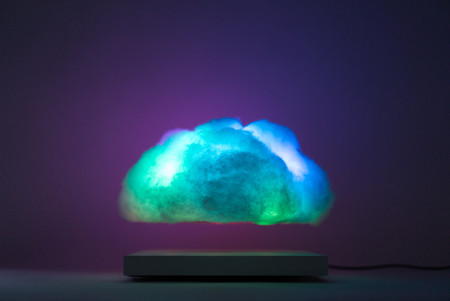Esta lámpara-nube LED flotará en tu salón con diferentes juegos de luces de colores