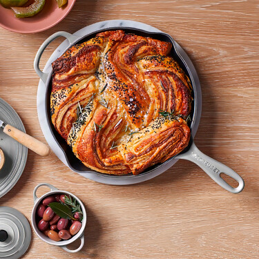 Baja de precio la sartén de hierro fundido Le Creuset perfecta para preparar desde asados hasta pasteles de verdura