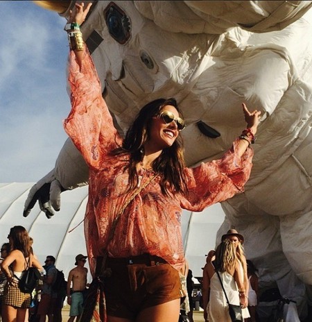 Alessandra Ambrosio se lleva a la peque de festival... y le caen por todos lados