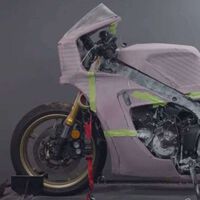 La nueva Yamaha XSR 900 GP ya toma forma... Y nos recuerda a una vieja amiga: la mítica FZR750R
