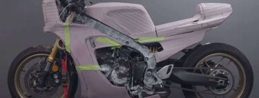 La nueva Yamaha XSR 900 GP ya toma forma... Y nos recuerda a una vieja amiga: la mítica FZR750R