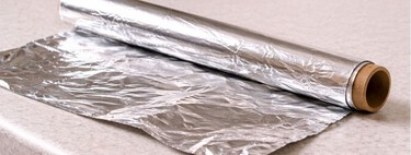 Por qué cada vez más gente usa papel de aluminio para limpiar los rieles de las ventanas