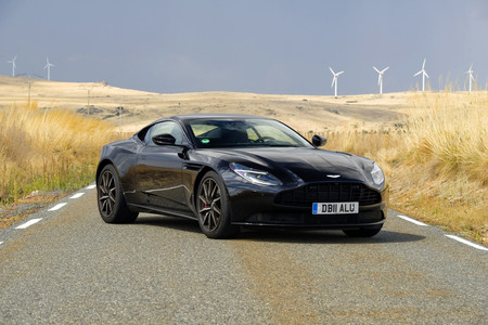 Probamos el Aston Martin DB11 V8: corazón alemán de 510 CV para este inglés de lujo, tan rápido como refinado