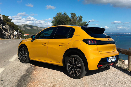 Probamos el nuevo Peugeot 208: un coche utilitario ahora con instrumentación 3D y de lo más divertido en su versión de 130 CV