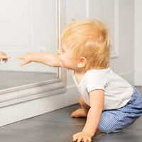 La importancia del espejo en la pedagogía Montessori: así favorece el desarrollo del bebé 