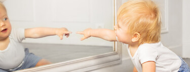 La importancia del espejo en la pedagogía Montessori: así favorece el desarrollo del bebé 