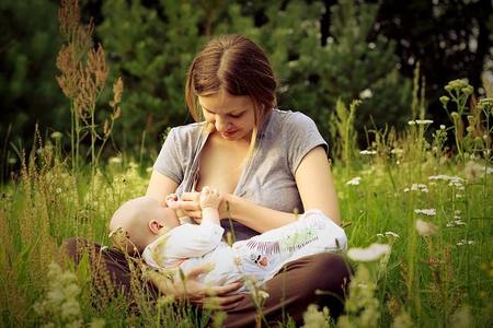 Facebook y las fotos de madres amamantando a sus bebés
