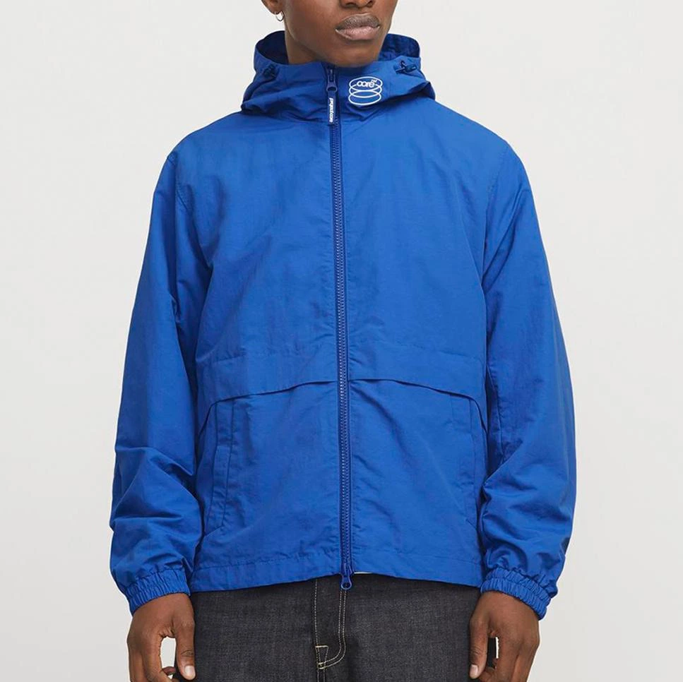 Chaqueta ligera con capucha y cierre con cremallera para hombre
