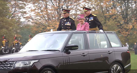 Reina Isabel Inglaterra Range Rover Lwb Landaulet 02