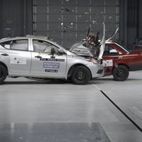 Crash Test Nissan Tsuru vs Versa, cuando los hermanos se encuentran de frente…a 64 km/h