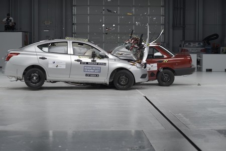 Crash Test Nissan Tsuru vs Versa, cuando los hermanos se encuentran de frente…a 64 km/h