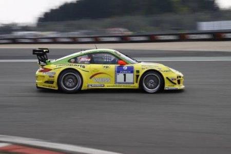 El Porsche de Manthey tiene problemas y el 911 GT3 Hybrid lidera tras 8 horas de carrera