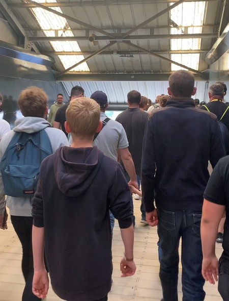 24 Horas Le Mans - publico cruzando el Puente Dunlop