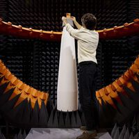 Hay ingenieros en Madrid que se sientan en una silla giratoria con un iPhone para que tus llamadas no se corten. Apple lleva dos años haciéndolo en silencio