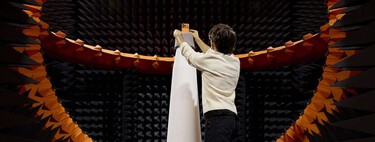 Hay ingenieros en Madrid que se sientan en una silla giratoria con un iPhone para que tus llamadas no se corten. Apple lleva dos años haciéndolo en silencio
