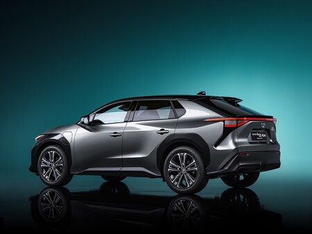 Toyota cree que el coche eléctrico podría costarle a Japón "millones de empleos y millones de coches que no se producirán"