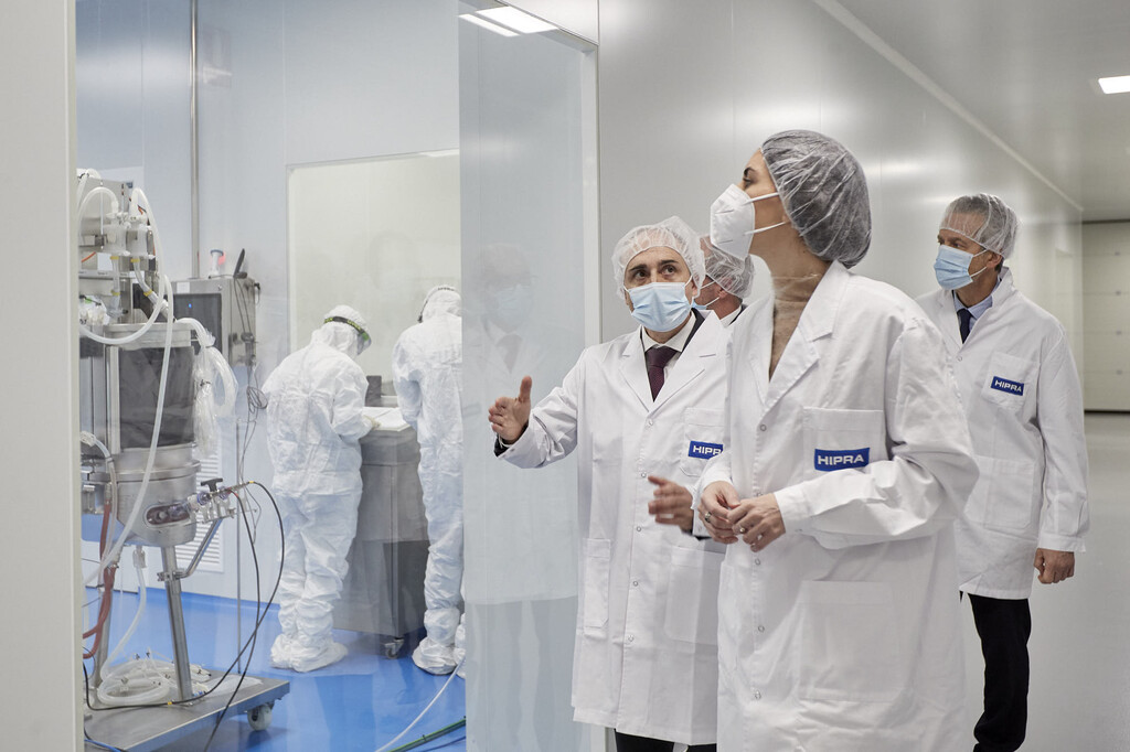 Qué sentido tiene que España haya producido su primera vacuna propia un año después que el resto