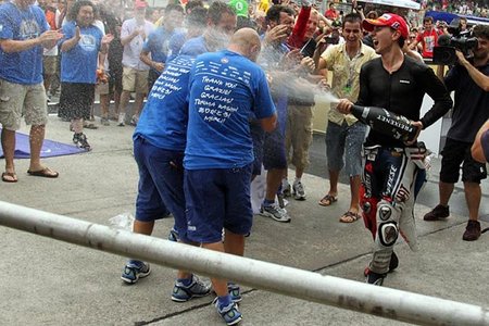Jorge Lorenzo celebrando el mundial MotoGp 2010