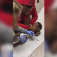 La forma en que este padre consuela a su bebé cuando le vacunan emociona a 15 millones de personas