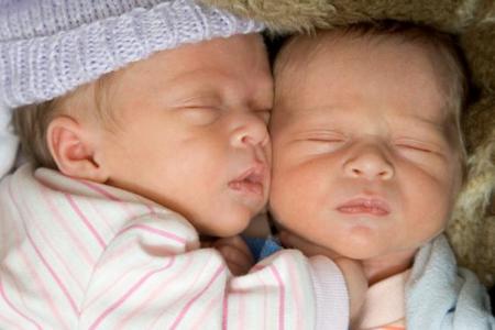 Dos gemelos nacen con 24 días de diferencia