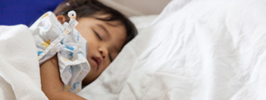 La trágica historia del niño de dos años que está casi en coma por culpa de una almendra