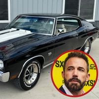 A Ben Affleck le encanta conducir clásicos de la época dorada del automovilismo estadounidense. Pero también tiene eléctricos con pantalla de cine