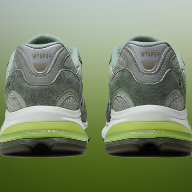 Las nueva zapatillas de WTAPS y New Balance llegan con tonos militares para sumarle luz a los estilismos de invierno