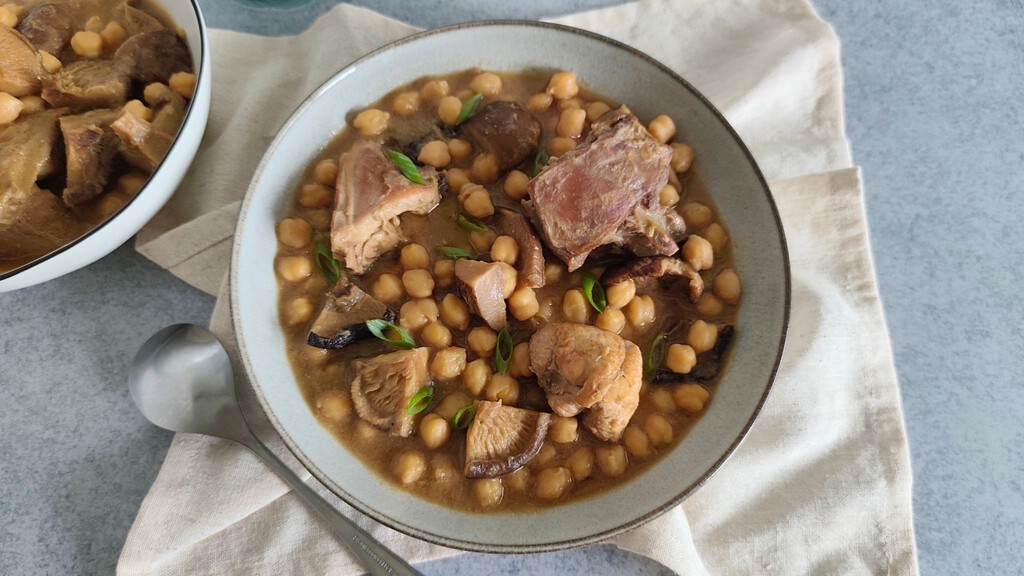 Guiso de garbanzos con pollo y setas shiitake: una receta original, para triunfar a lo grande