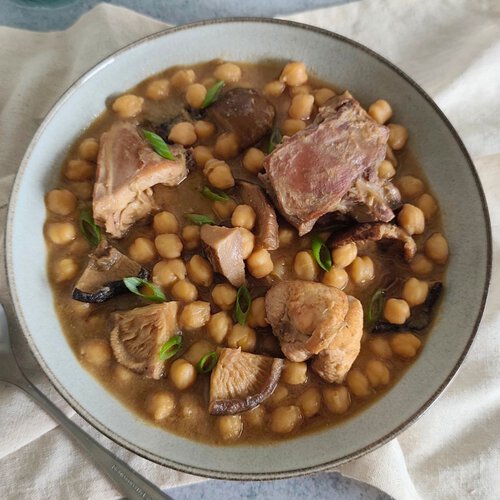 Guiso de garbanzos con pollo y setas shiitake: una receta original, para triunfar a lo grande 