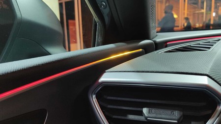 Así de genial se integra el monitor de punto ciego a las puertas del SEAT León 2021