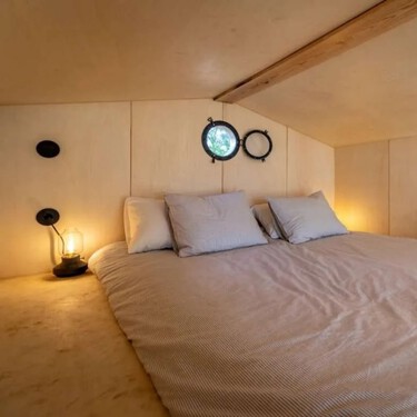 La tiny house que rompe moldes: portátil, autosuficiente y con dos alturas para aprovechar el espacio