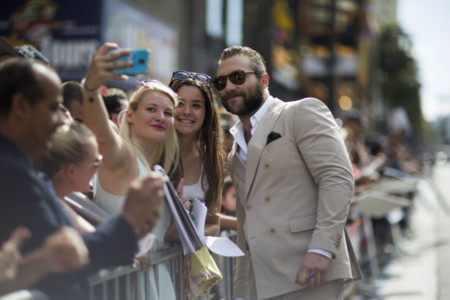 Jai Courtney da una lección de estilo en la première de 'Terminator Génesis' vestido de Salvatore Ferragamo