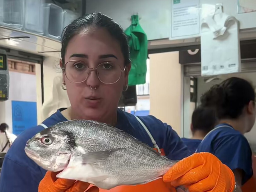 Noelia, pescadera: "En los supermercados te clavan un dineral solo por estar elaborado, en la pescadería de barrio hay mejores precios"  