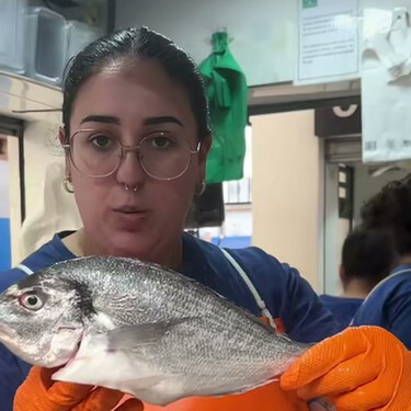 Noelia, pescadera: "En los supermercados te clavan un dineral solo por estar elaborado, en la pescadería de barrio hay mejores precios"  