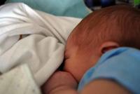 Amamantar para disminuir el dolor producido por la prueba del talón y las vacunaciones 