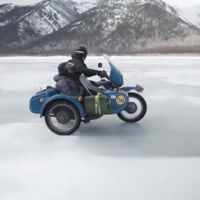 Aventura por el hielo del lago Baikal en Ural con sidecar