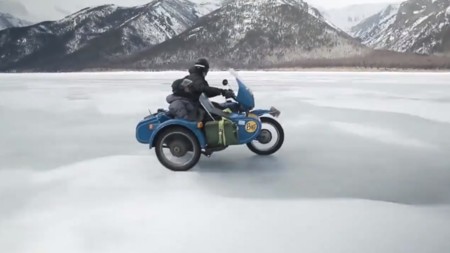 Aventura por el hielo del lago Baikal en Ural con sidecar