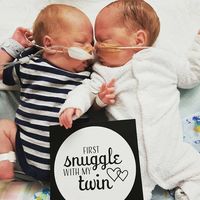 Una madre crea unas bonitas tarjetas para celebrar hitos especiales de los bebés prematuros 