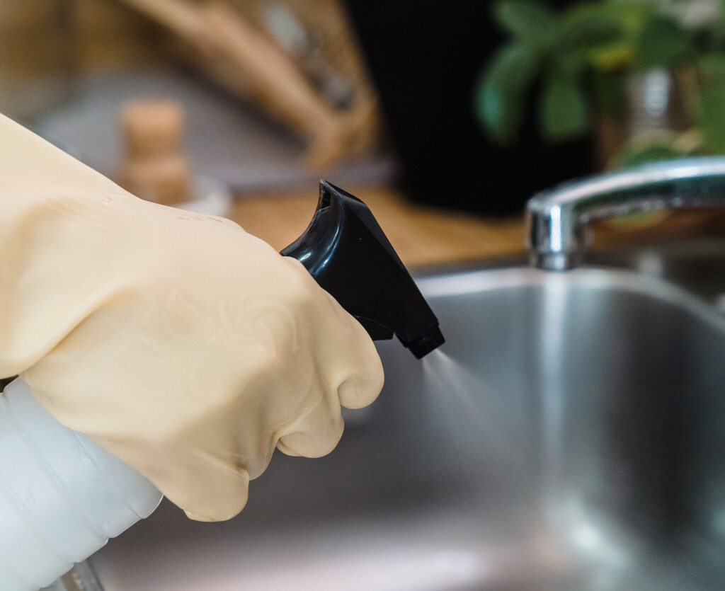 Ni rascar ni usar estropajos agresivos: la forma ideal de eliminar el sarro de tu grifo de cocina y dejarlo como nuevo
