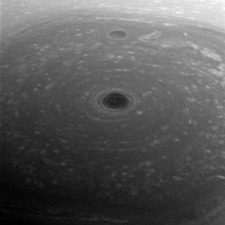 Esto es un primer plano del polo norte de Saturno
