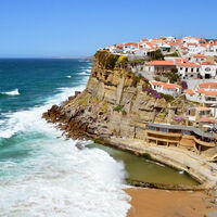 Descubrimos el rincón más secreto e idílico de Portugal: un pueblo que acaricia la ladera con una increíble piscina natural frente al mar 
