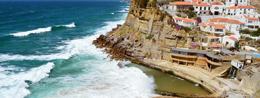 Descubrimos el rincón más secreto e idílico de Portugal: un pueblo que acaricia la ladera con una increíble piscina natural frente al mar 