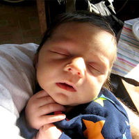 Esos bebés que al dormir buscan los límites corporales como en el útero‏