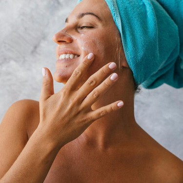 Cremas de sol que a la vez de proteger tratan las manchas y unifican el tono de la piel