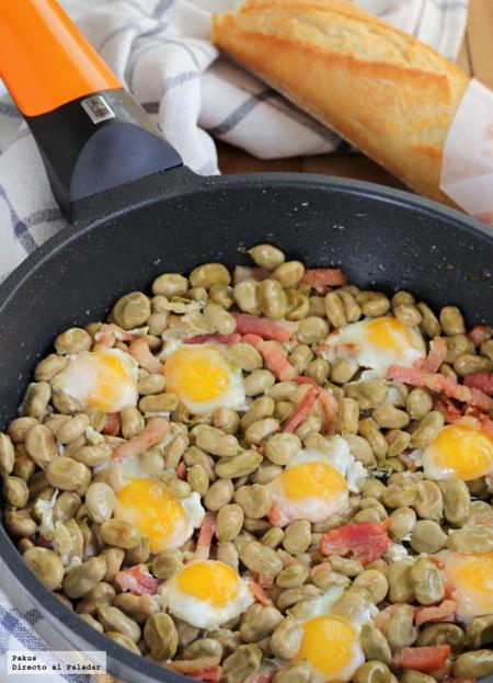 Habitas con bacon y huevos de codorniz. Receta