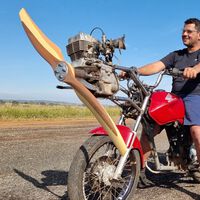 Acabamos de empezar 2023 y ya tenemos el invento más absurdo y peligroso del año: una moto impulsada por una hélice 